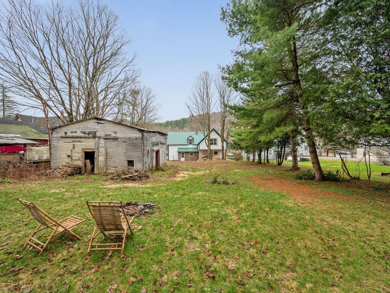 81 East River Road