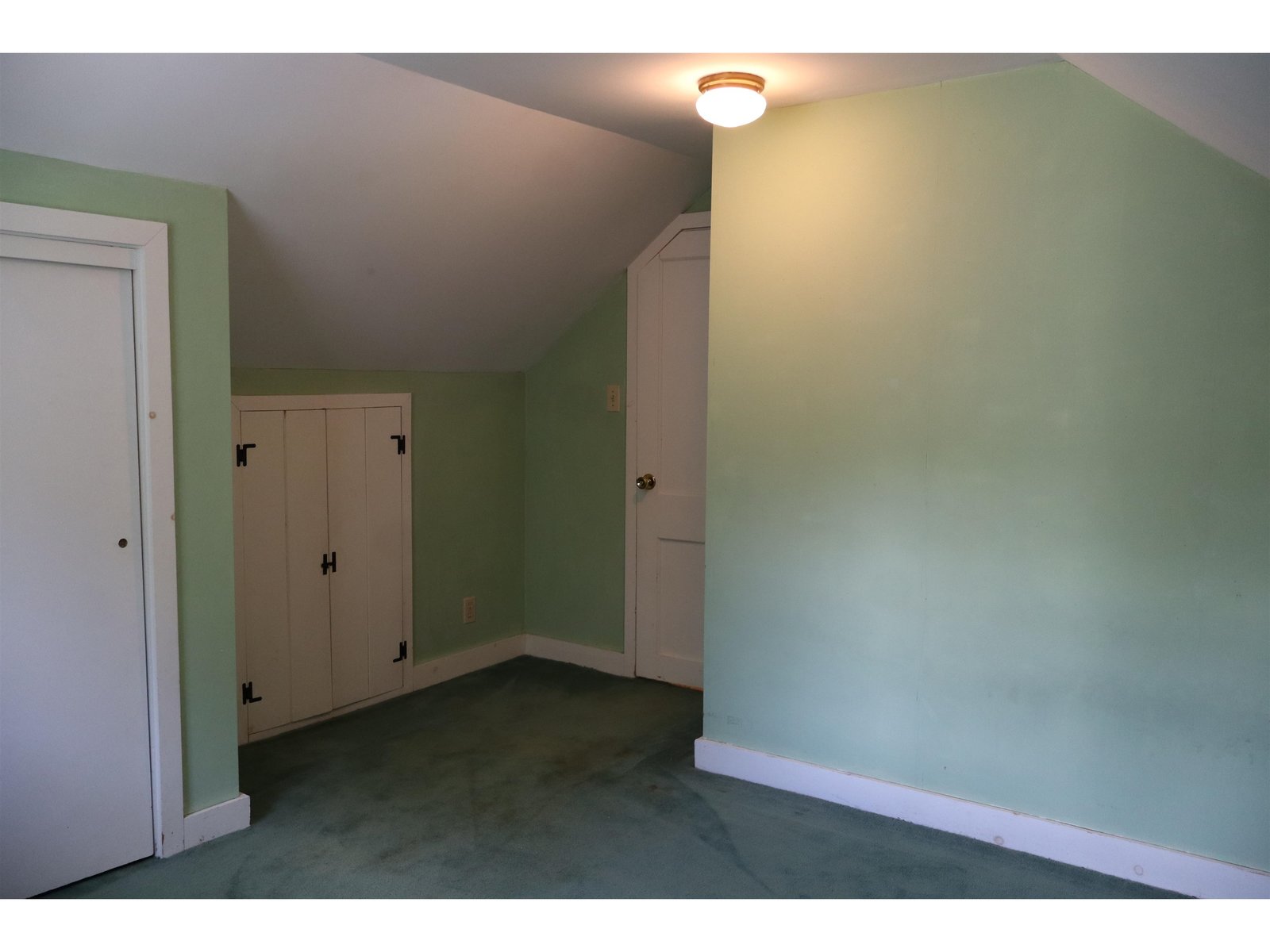 Bedroom 3 with built-in window bench