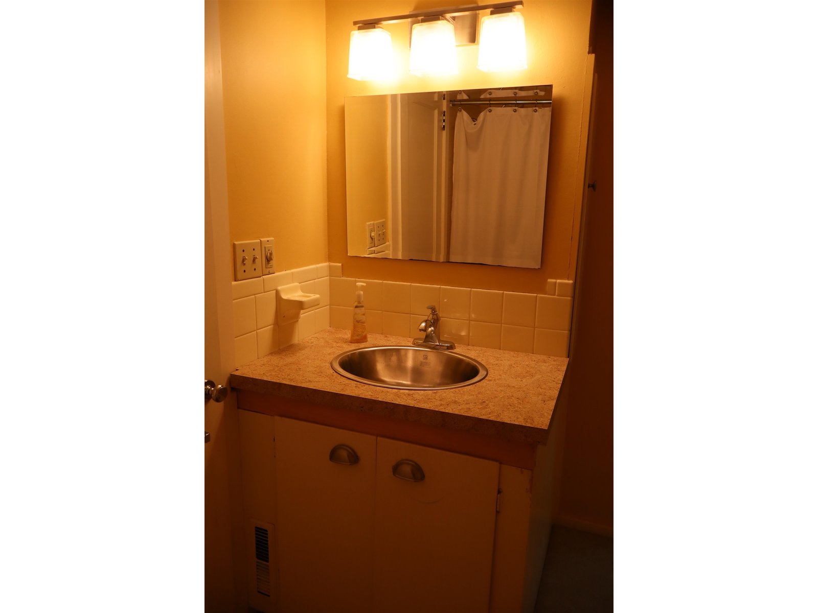 2nd floor full bathroom