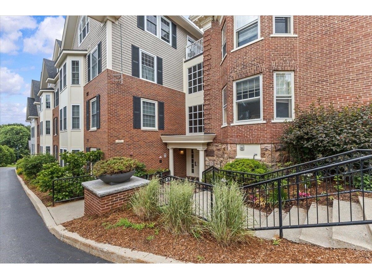 81 South Williams Street, Unit 203