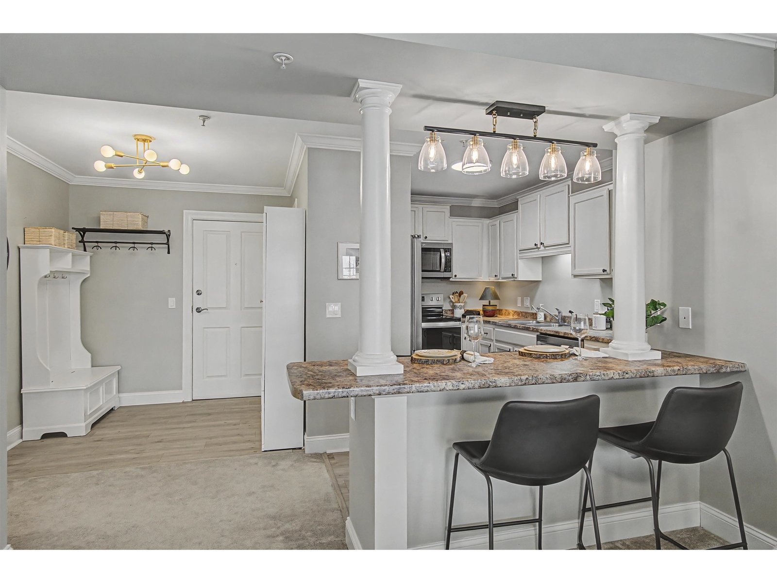 Kitchen/Entry