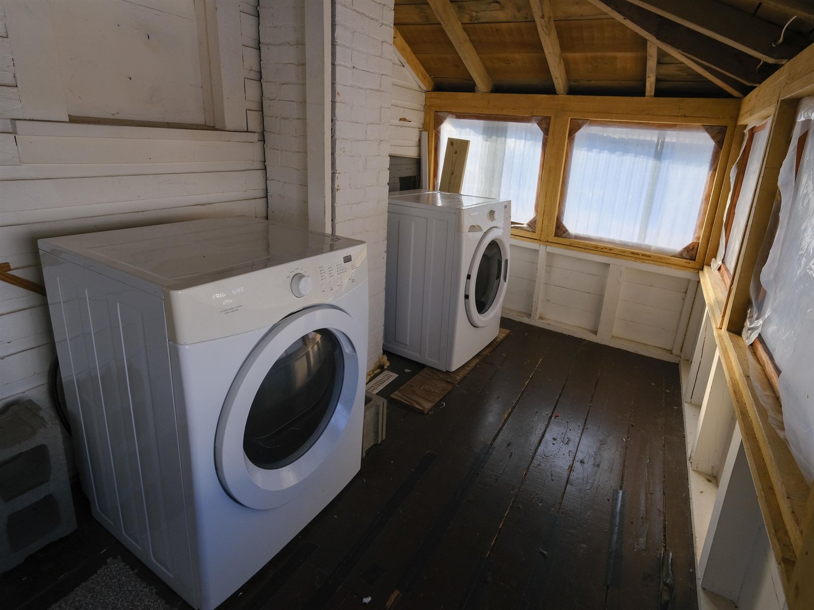 Unit 2 - Enclosed Porch/Laundry