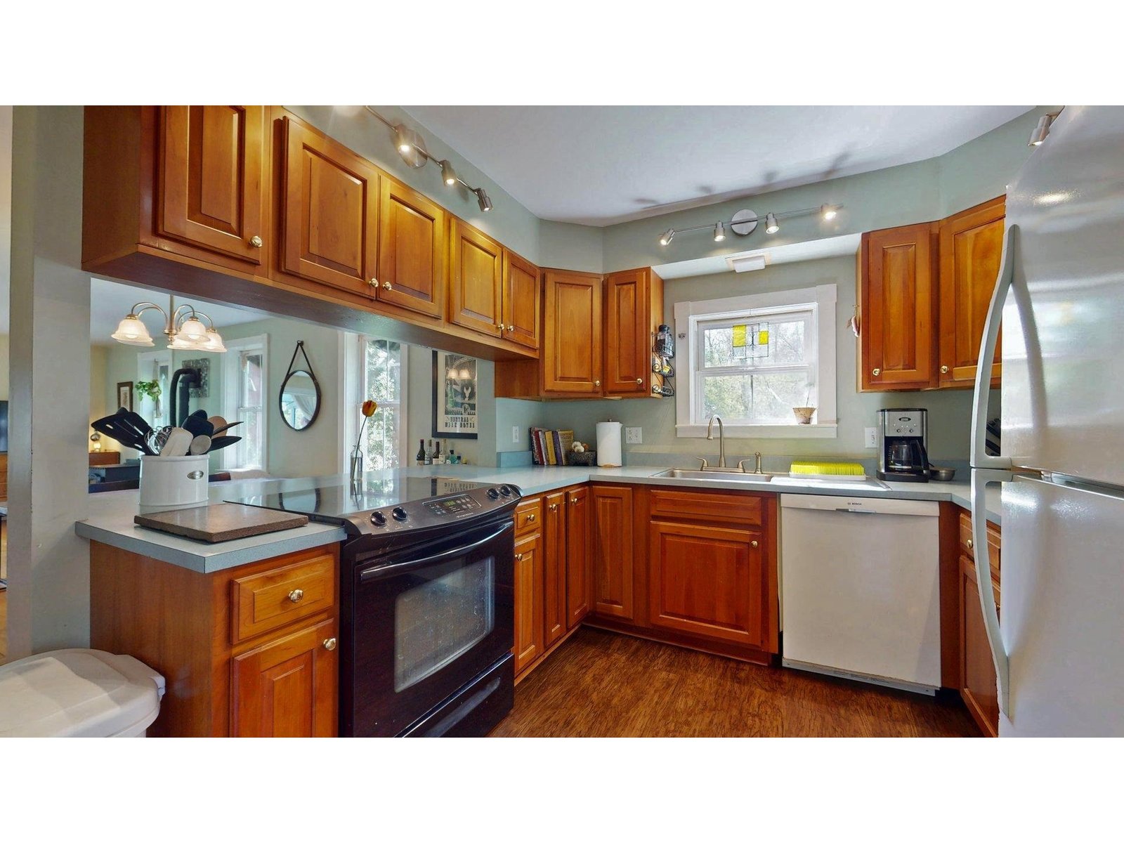825 South End Road