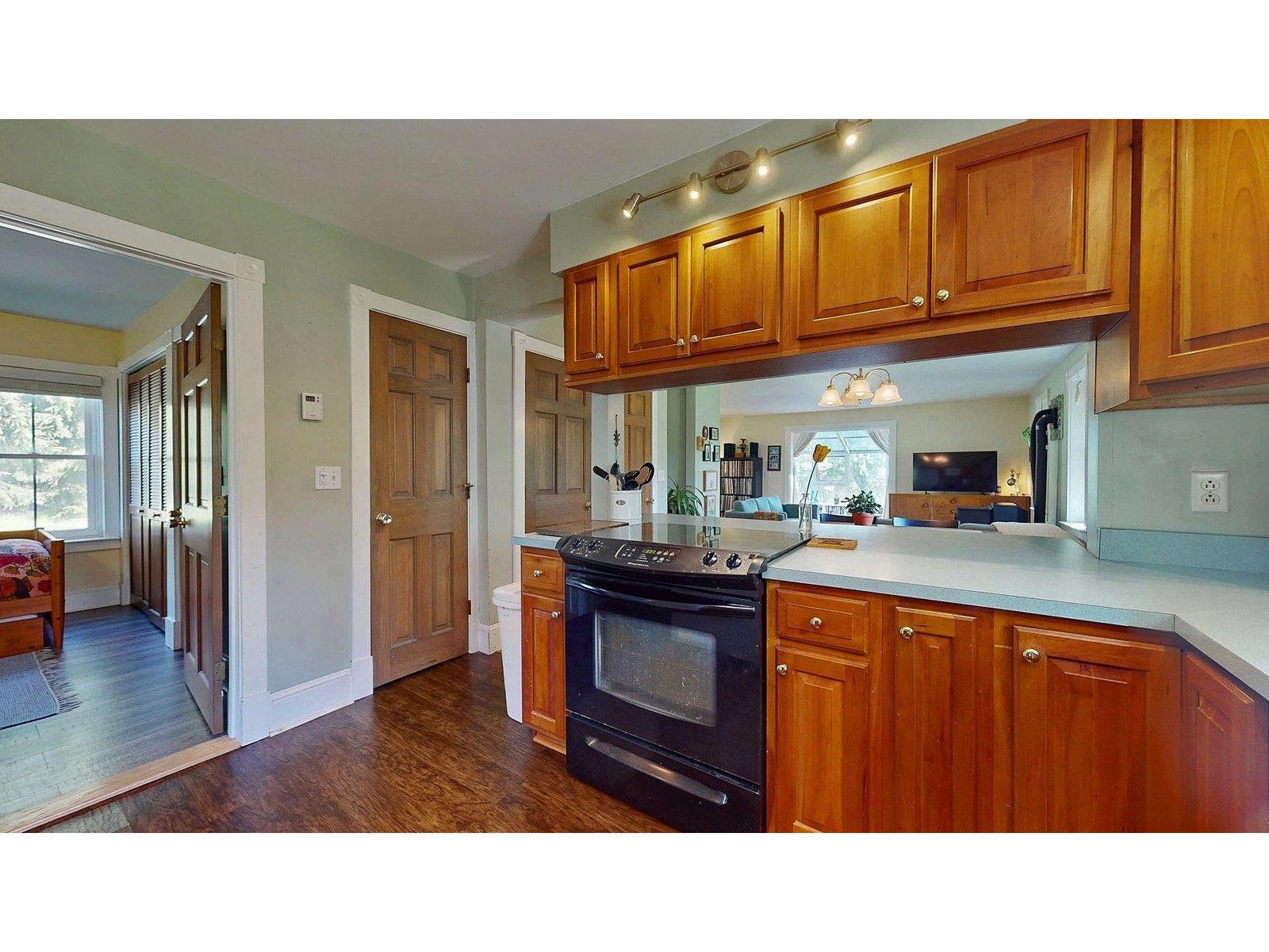 825 South End Road