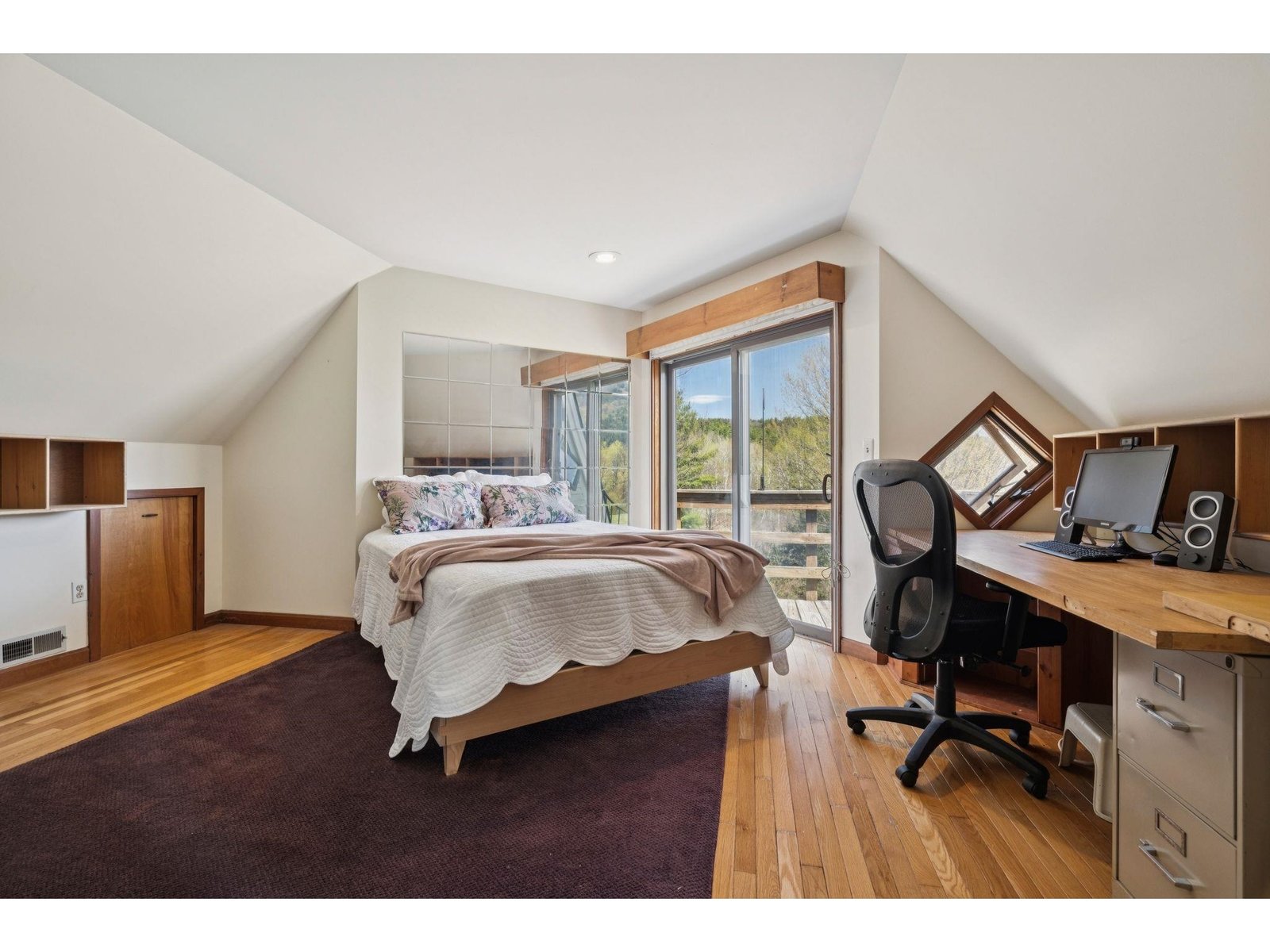 2nd level bedroom with deck