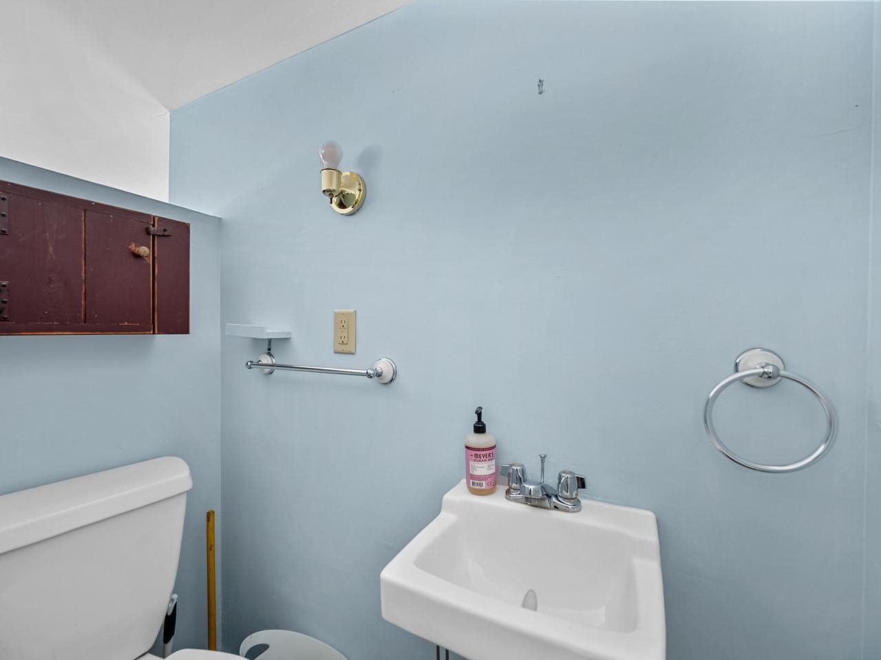 Tiny En Suite 1/2 Bath