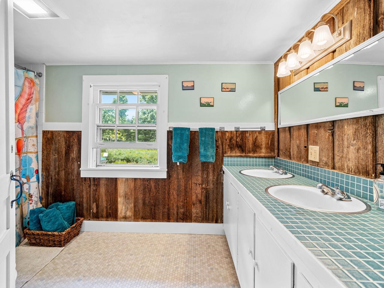 Northwest Suite Hall Bath