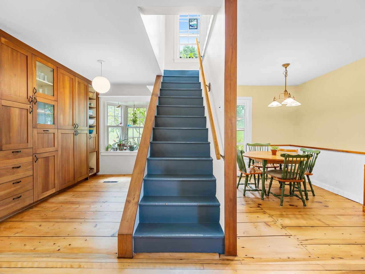 Cherry Cabinets/Eat-in Kitchen