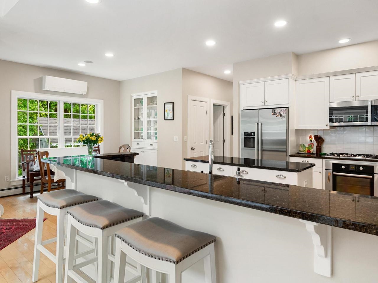 Spacious Breakfast Bar