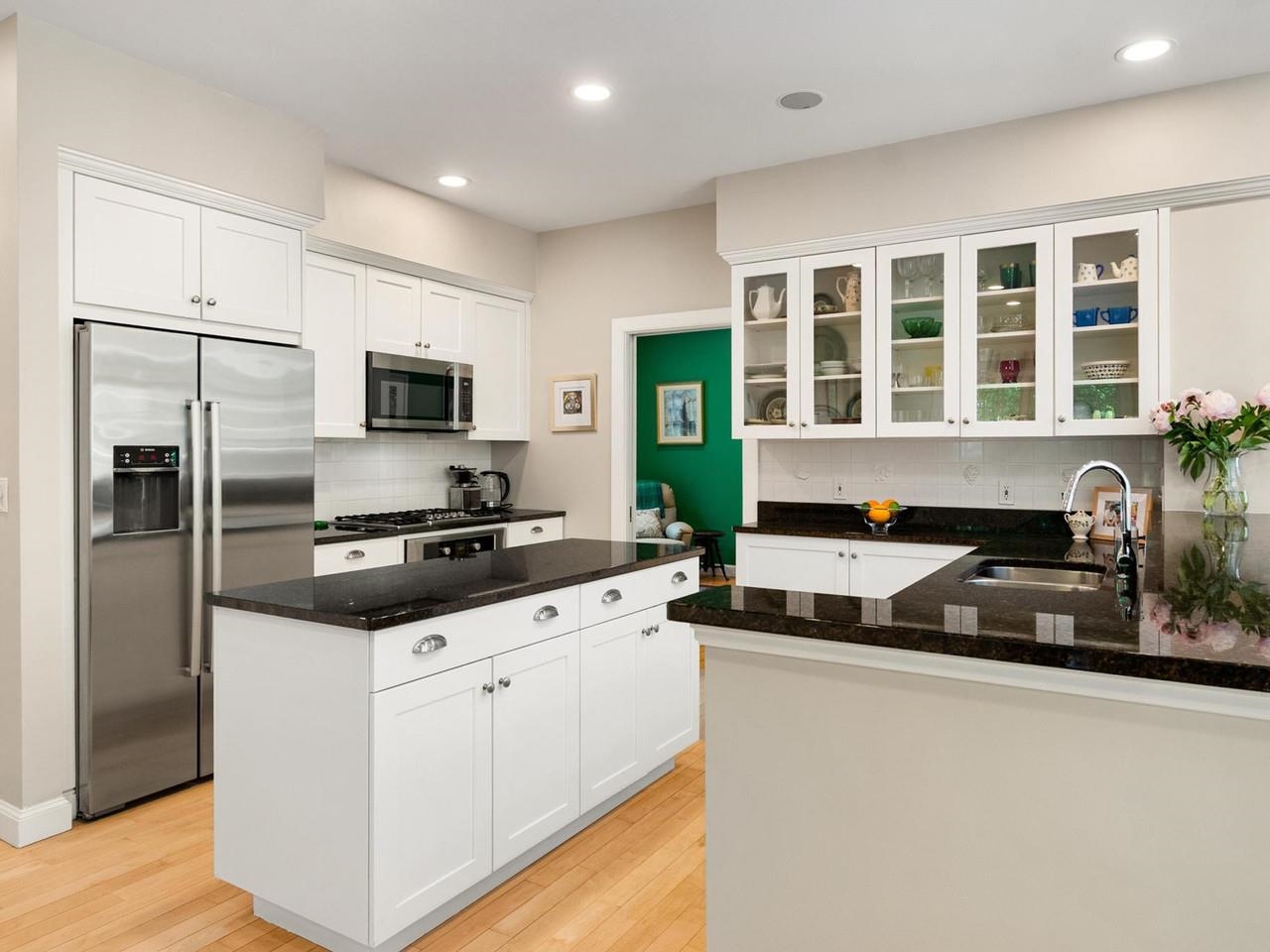 Bright & Spacious Kitchen
