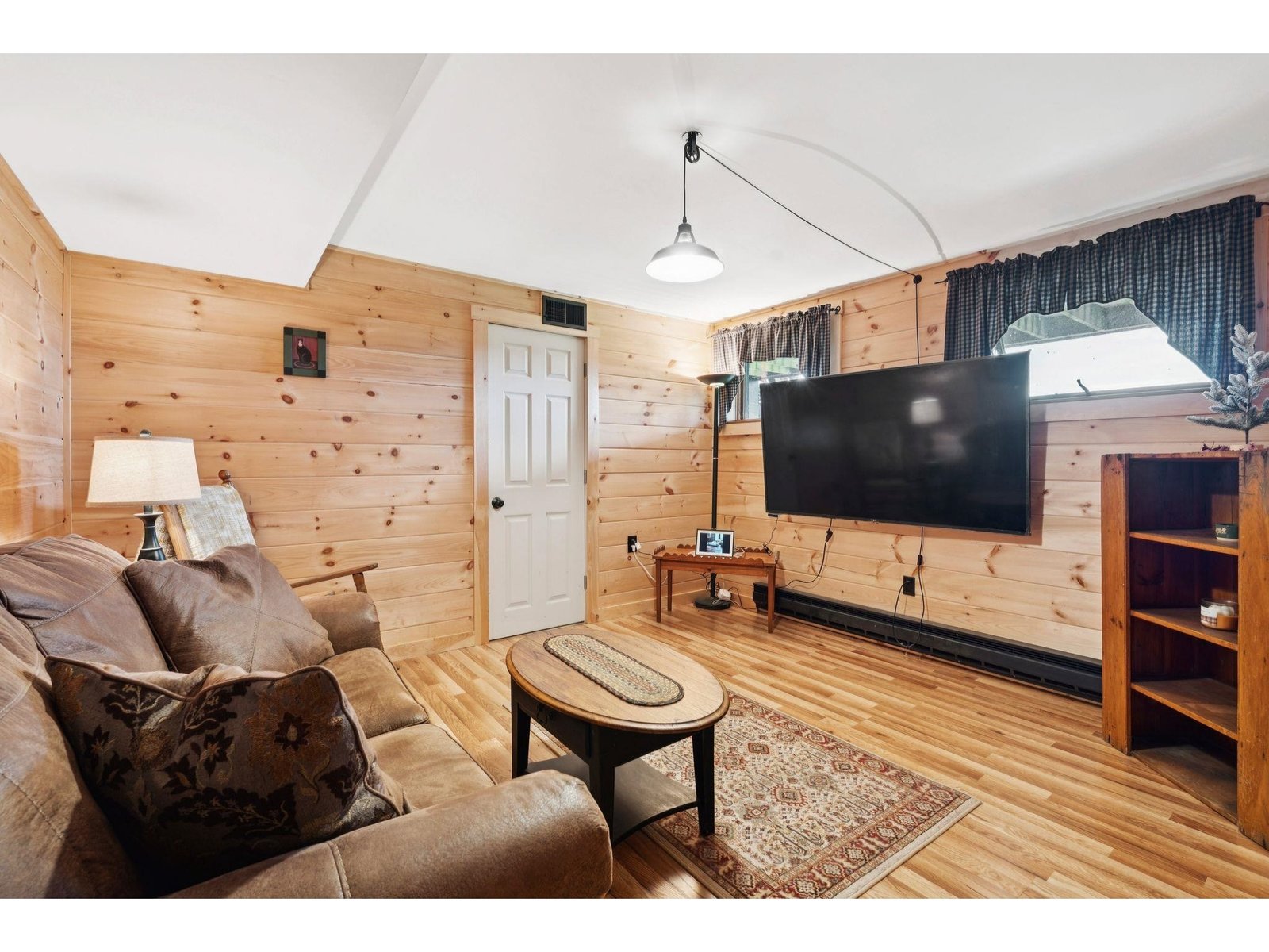 Apt living room or 4th bedroom