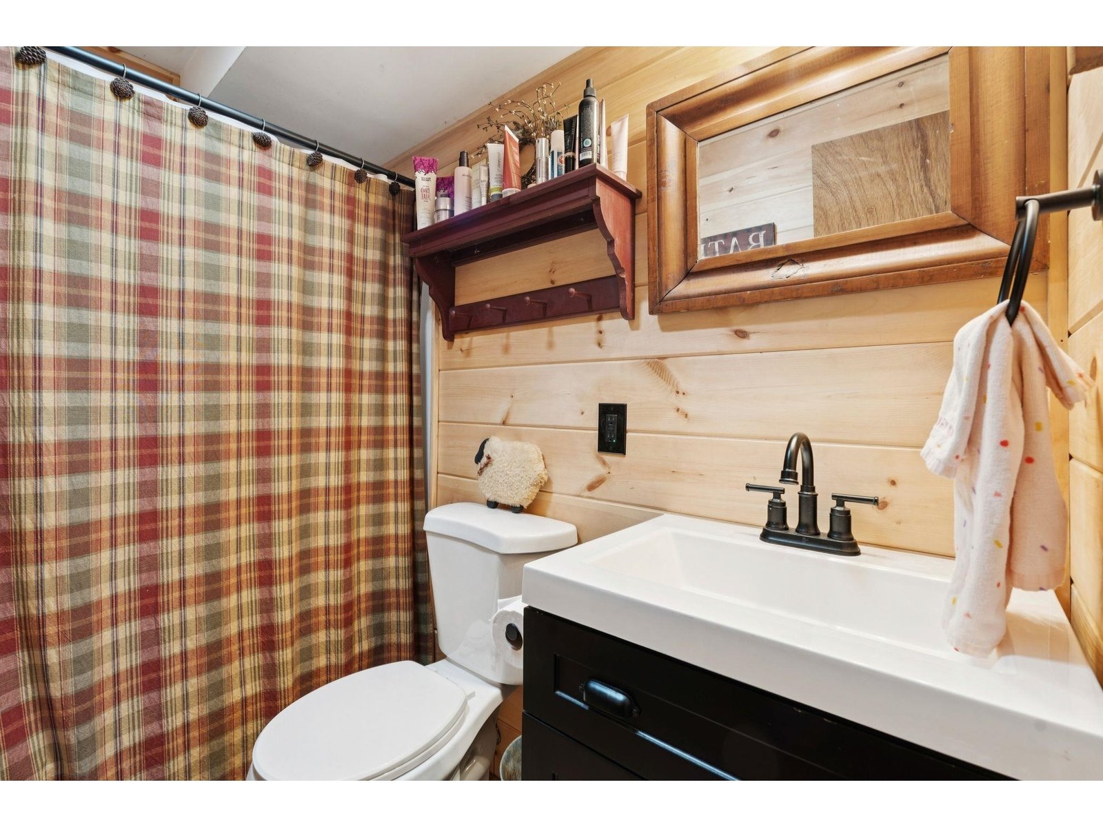 Apt full bathroom