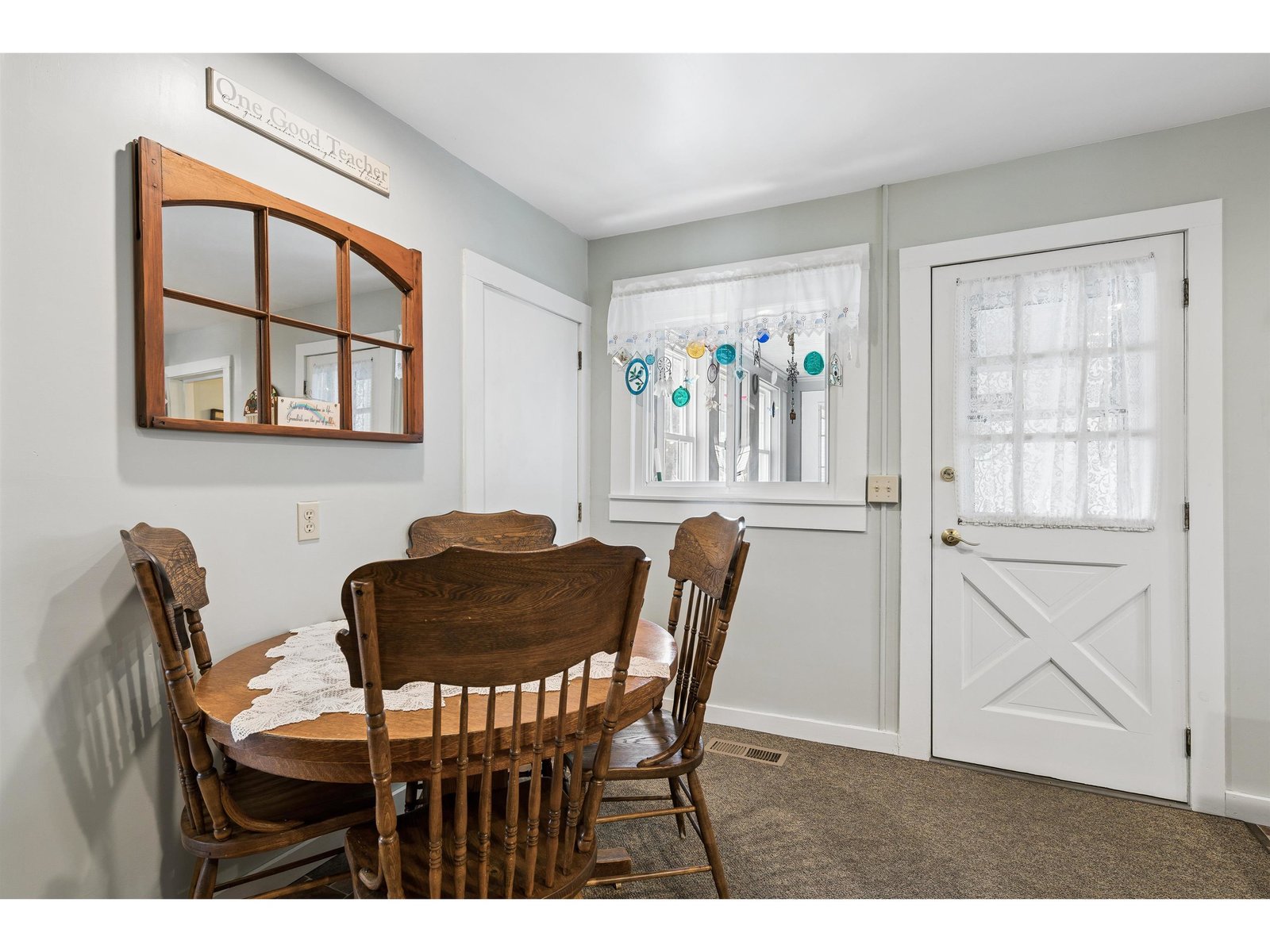 Eat-in area in kitchen/Door to mudroom