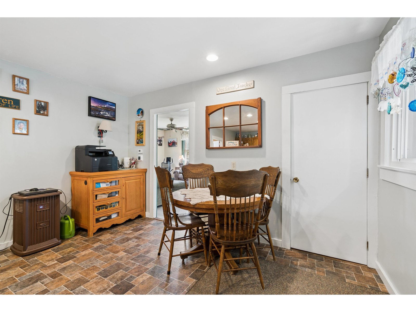 Eat-in area of kitchen/Entryway to living room on left
