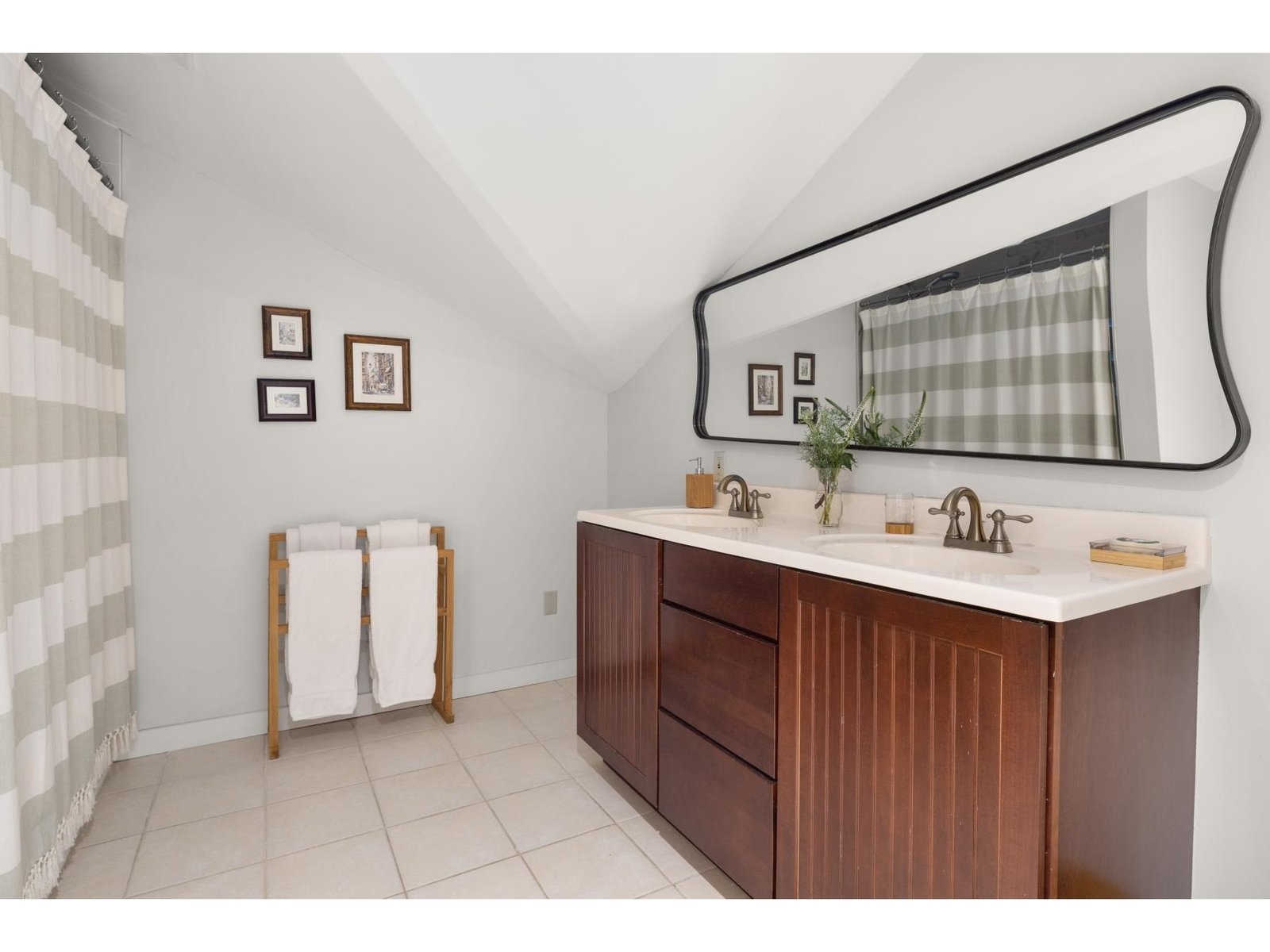 Ensuite bathroom to upper level bedroom