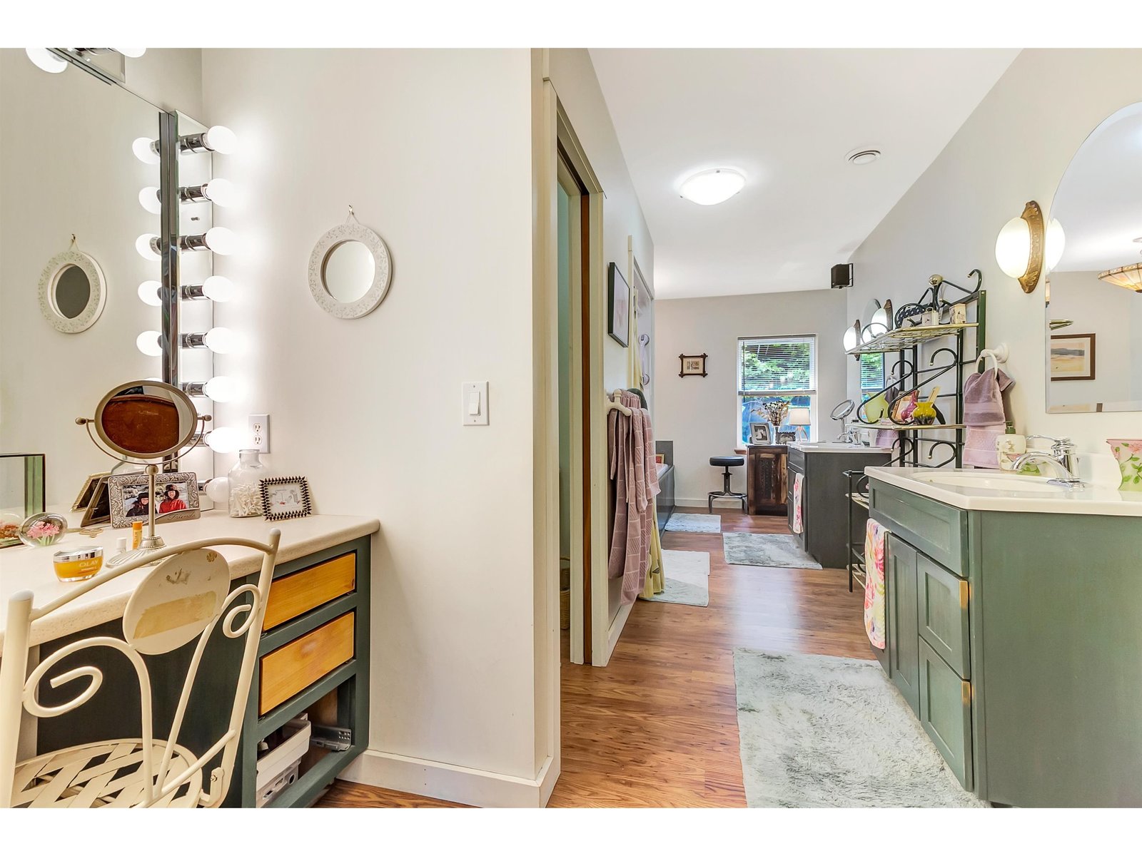 primary suite vanity