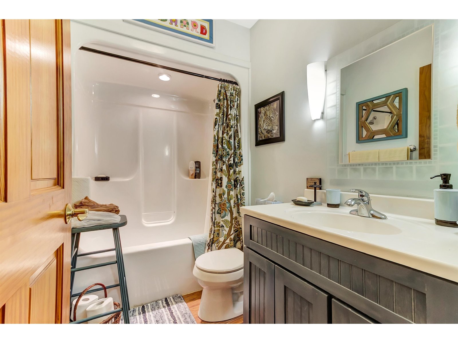 bathroom 3 (2nd floor)
