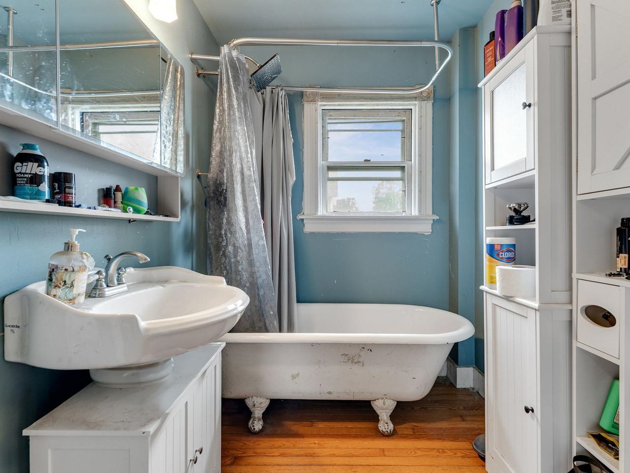 Clawfoot tub
