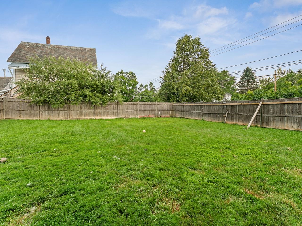 Spacious fenced side yard