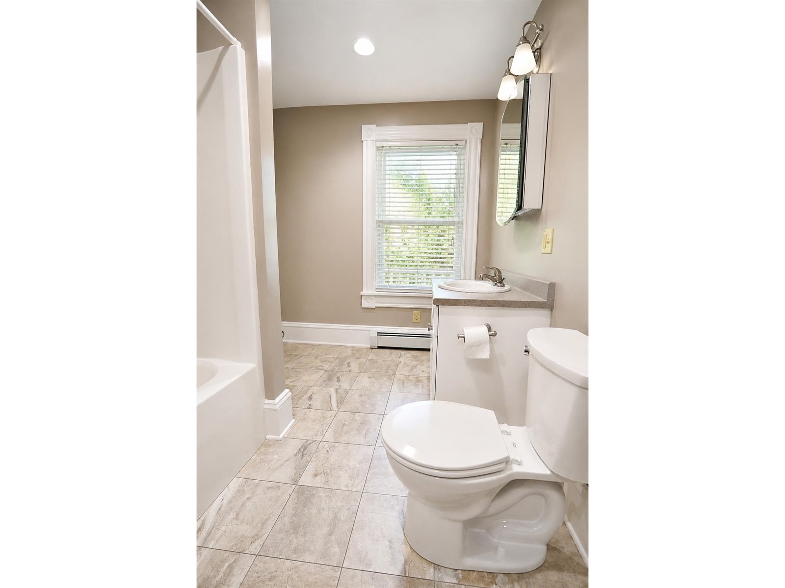 Full Bath w/ Laundry (main level)