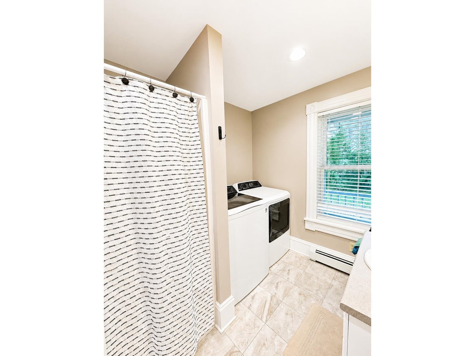 Full Bath w/ Laundry (main level)