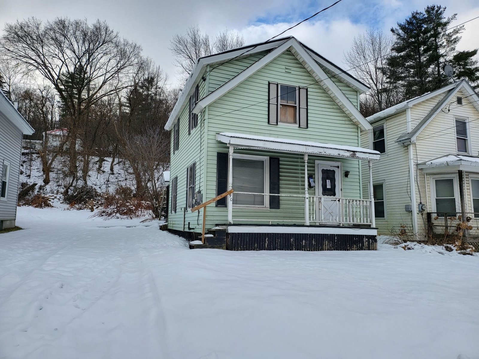 90 Railroad Street