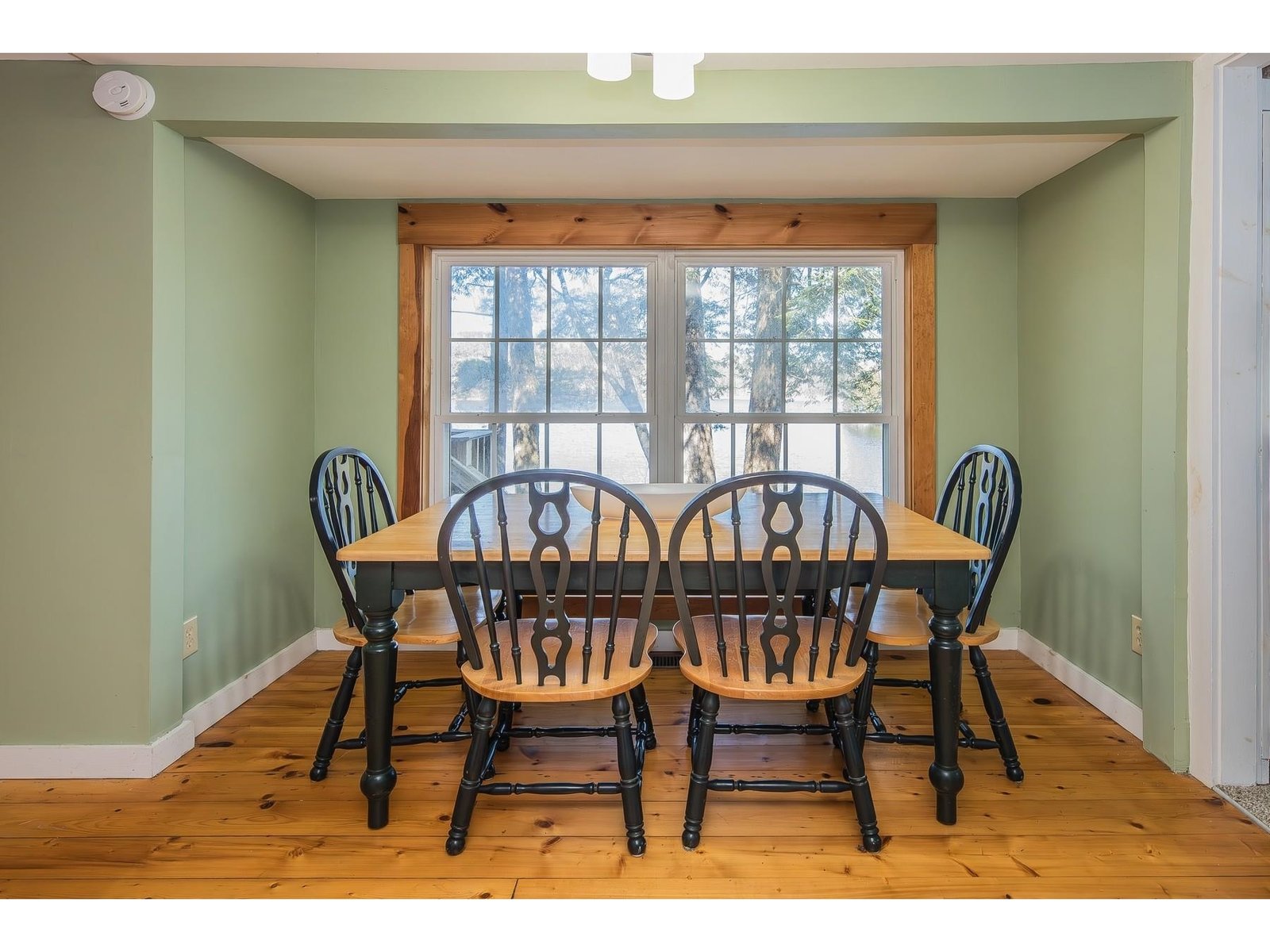 Table by the Window, Please