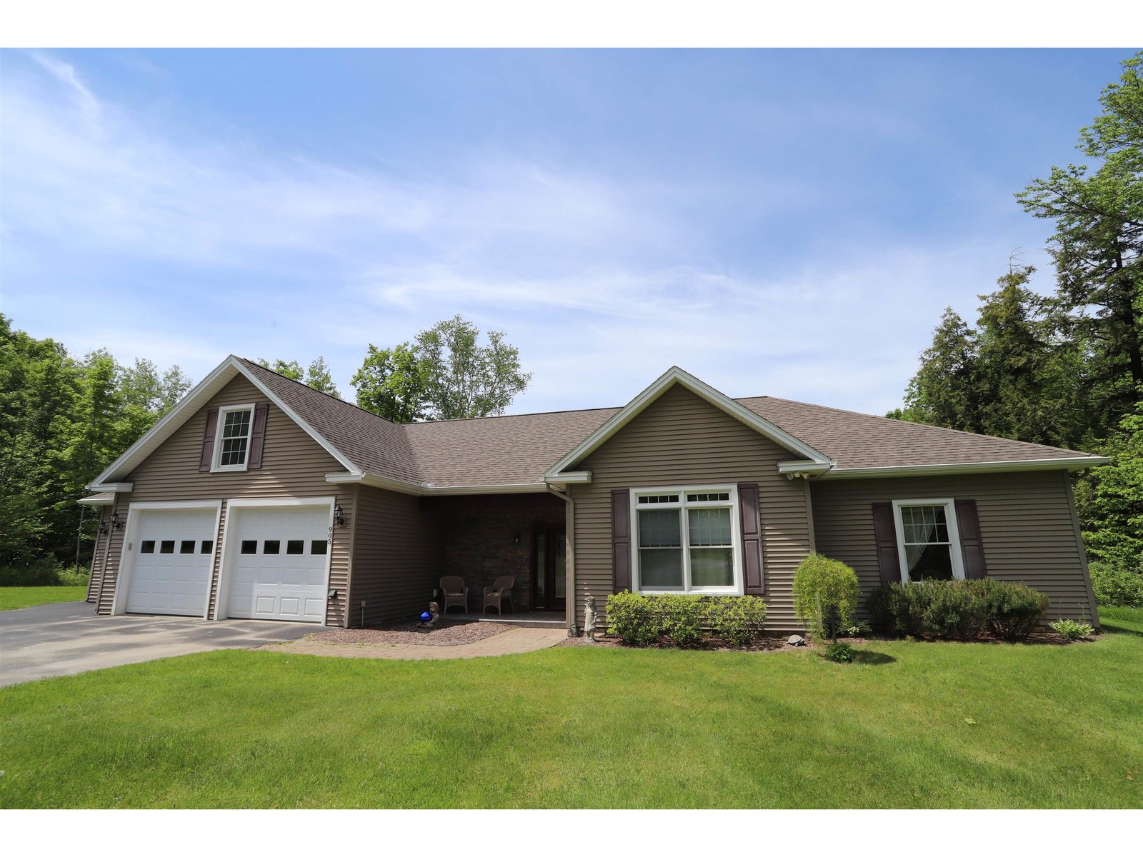905 Dairninaka Dr, Derby, VT 05829