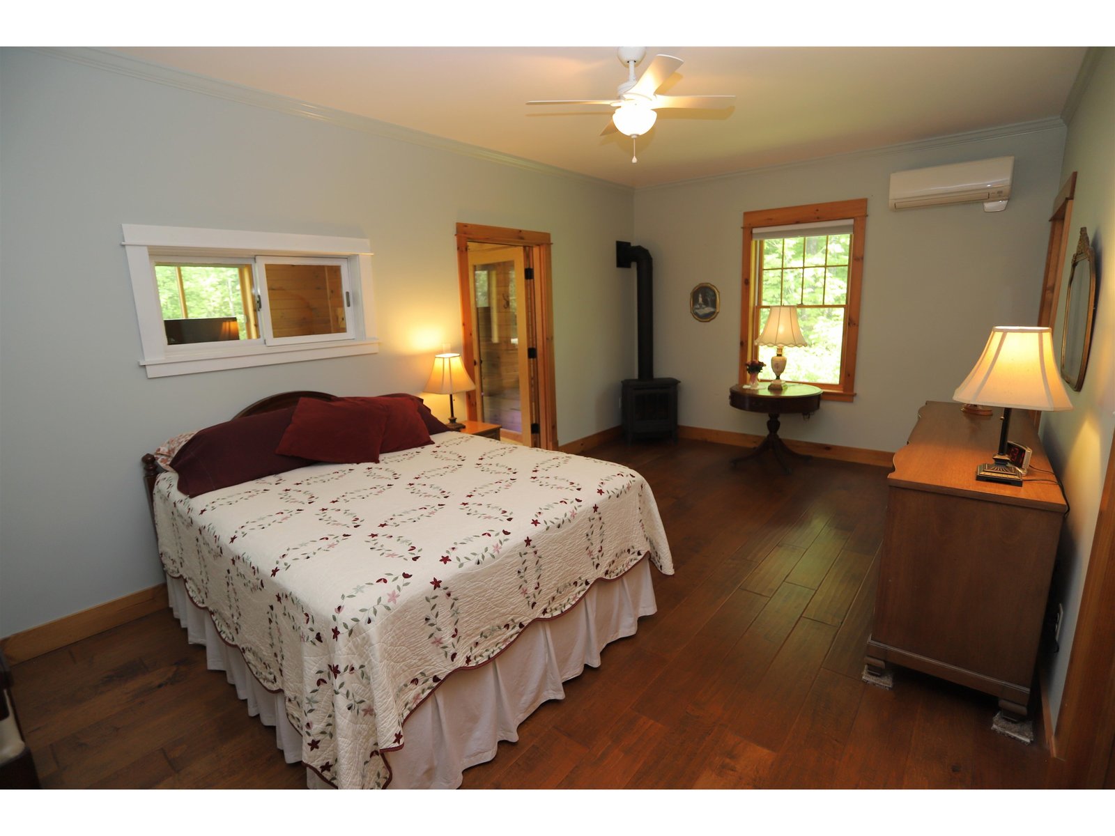 Primary Bed w/Attachd 3/4 Bath