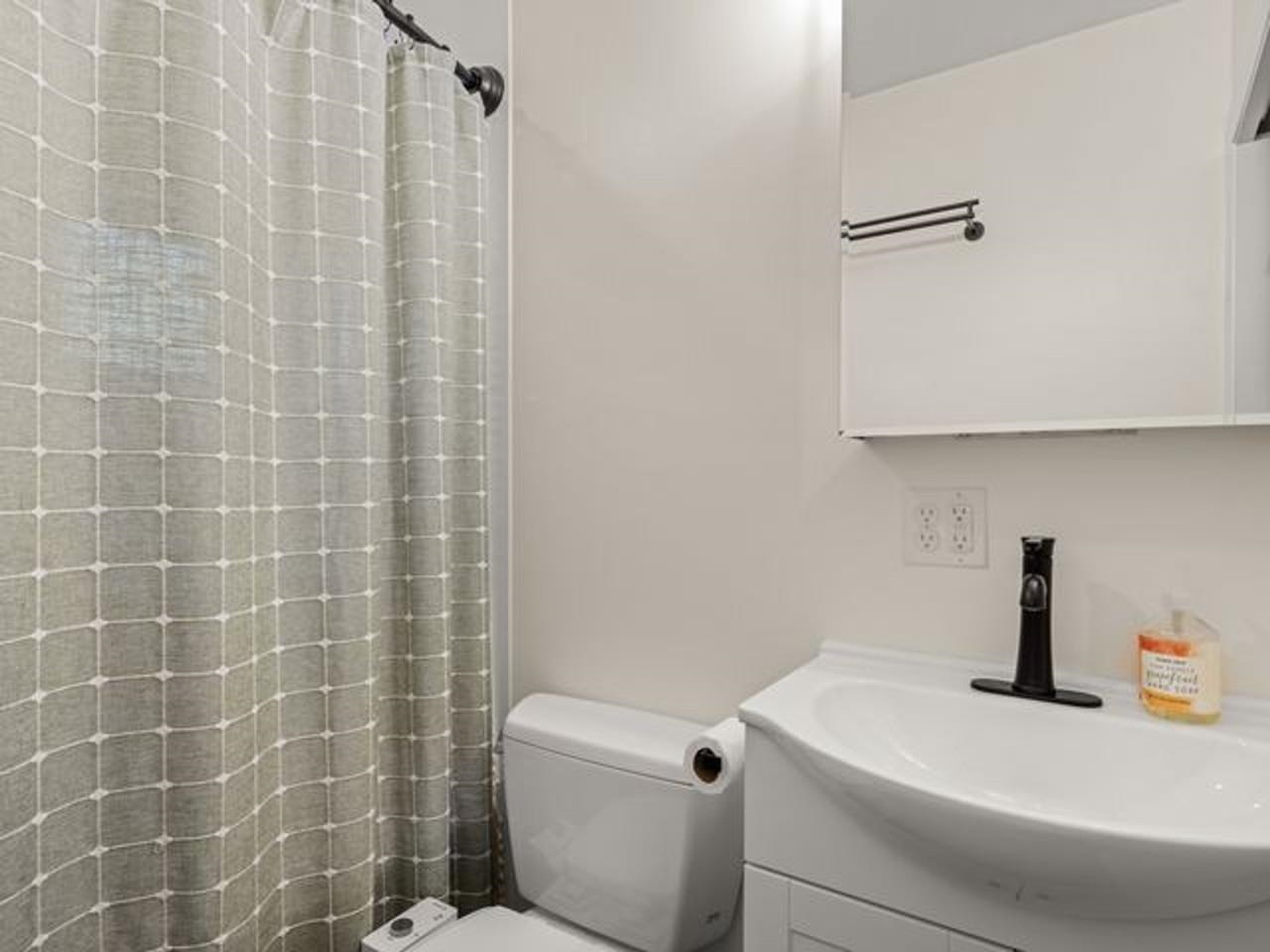Modern/Updated Full Bathroom