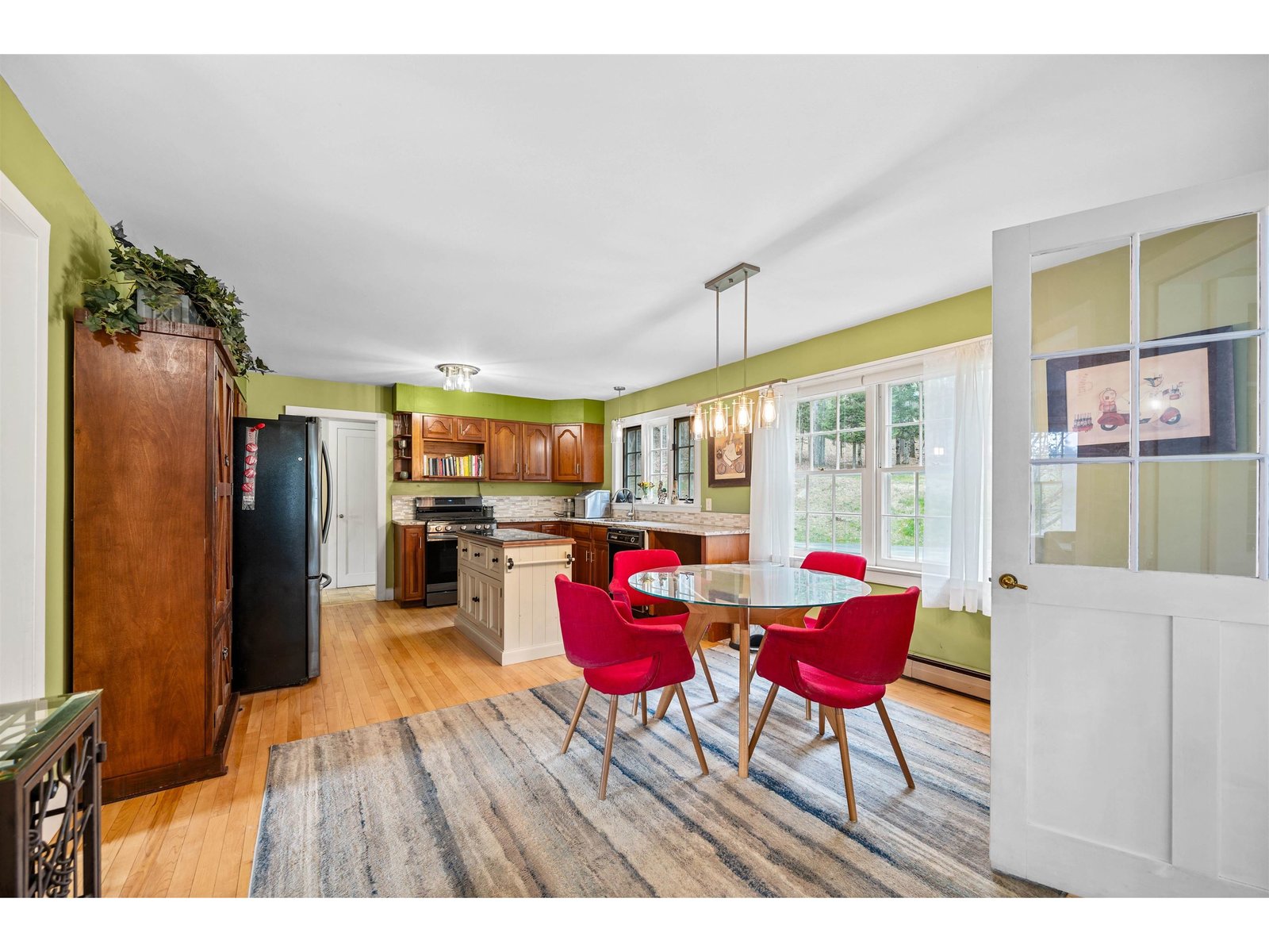 great flow, eat in kitchen