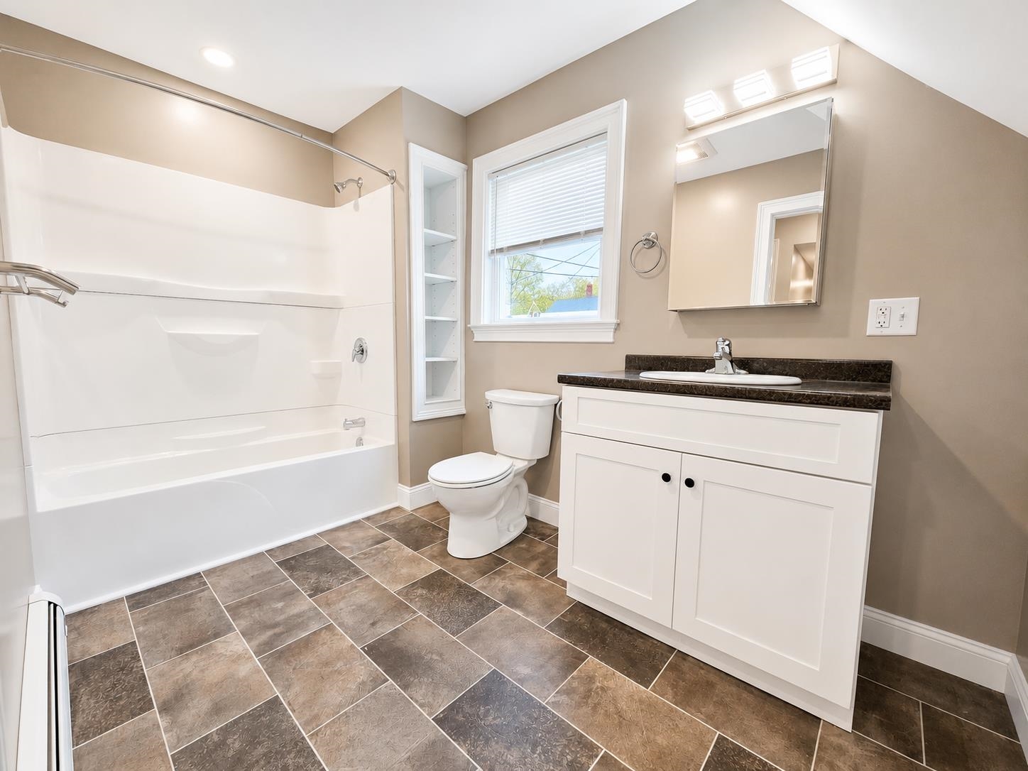 Full Bathroom (2nd Floor)