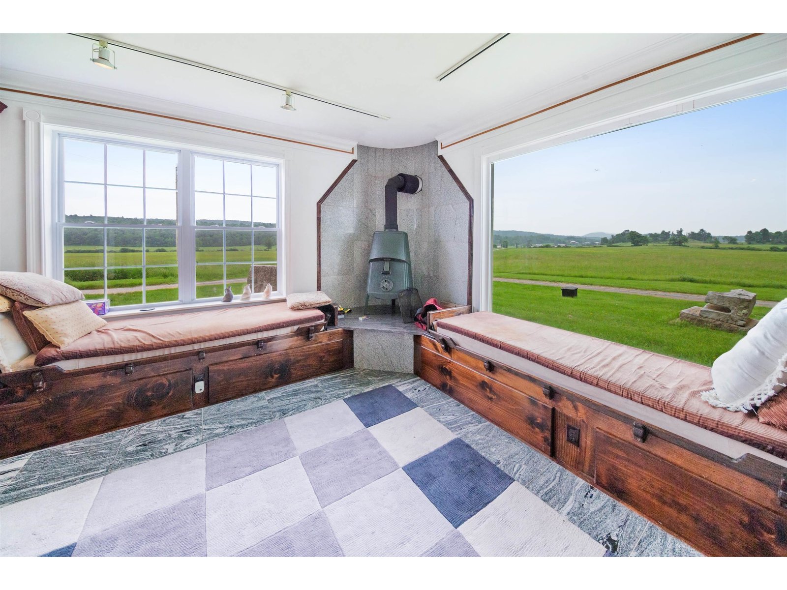 957 Pleasant Valley Road