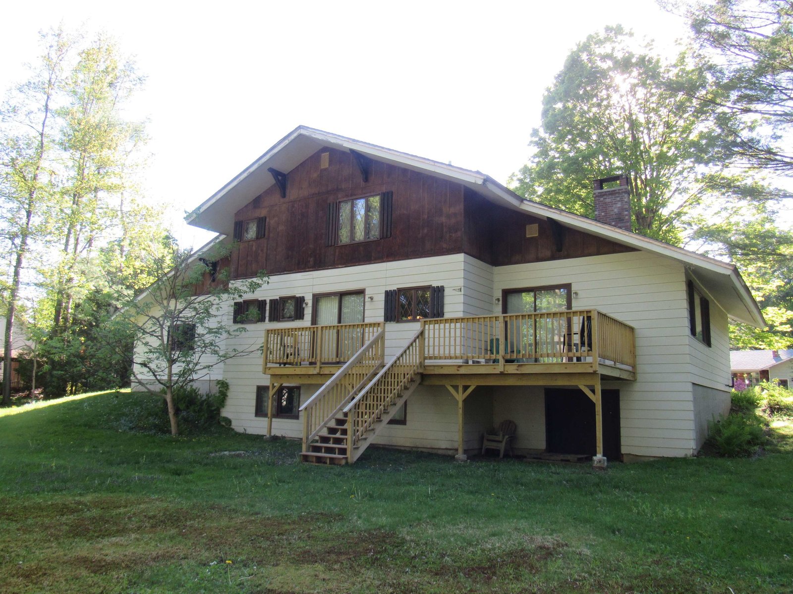 New Back Deck Over Looking the Private Yard