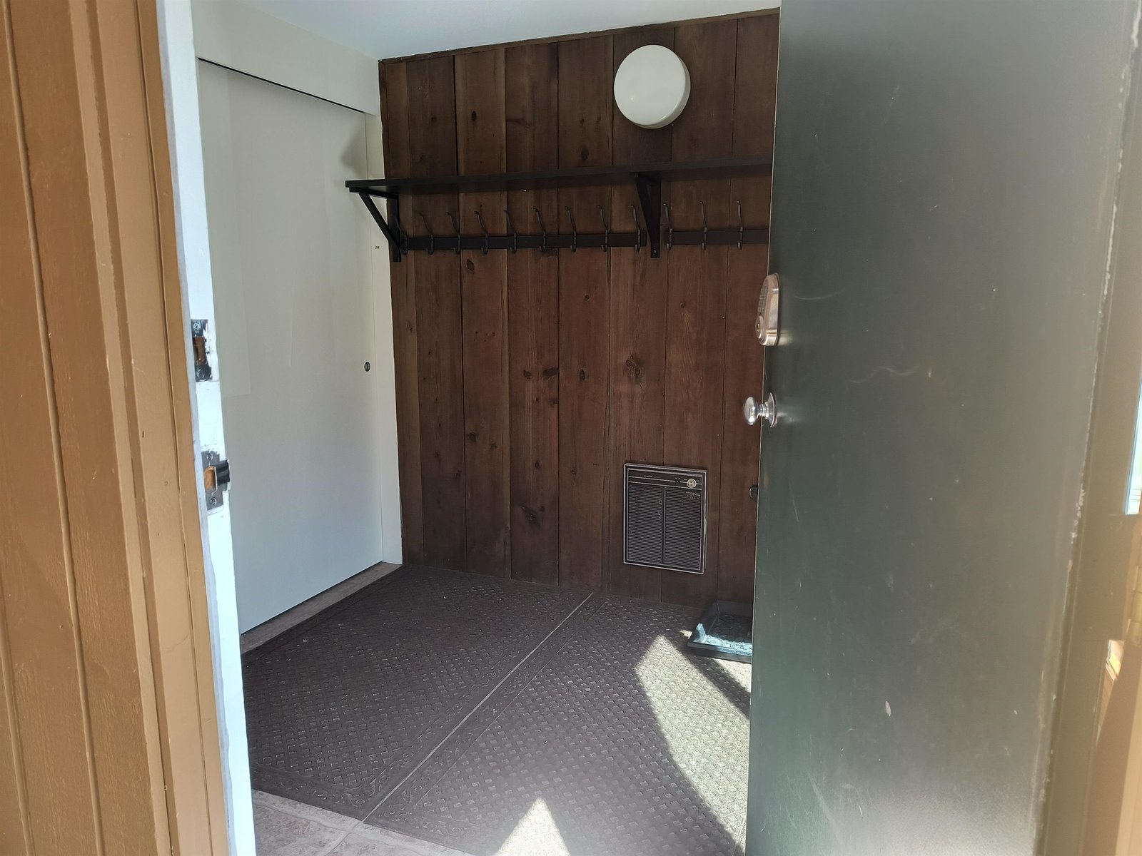 Entry to oversized mudroom