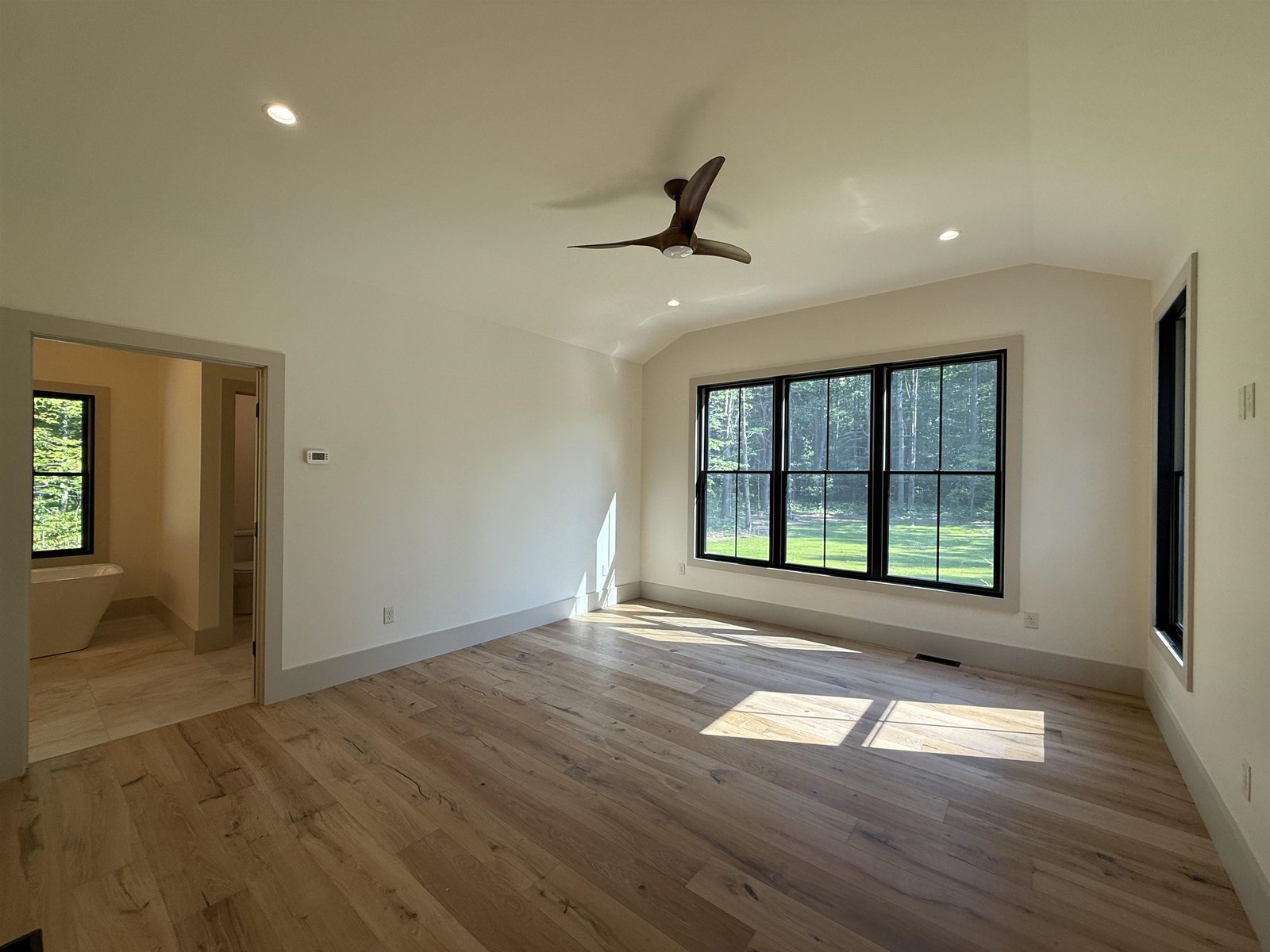 Master Bedroom Suite w private bath