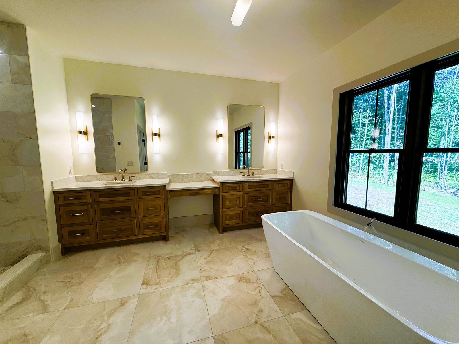 Delightful large master bath with soaking tub