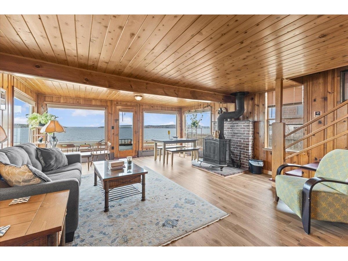 986 East Lakeshore Drive