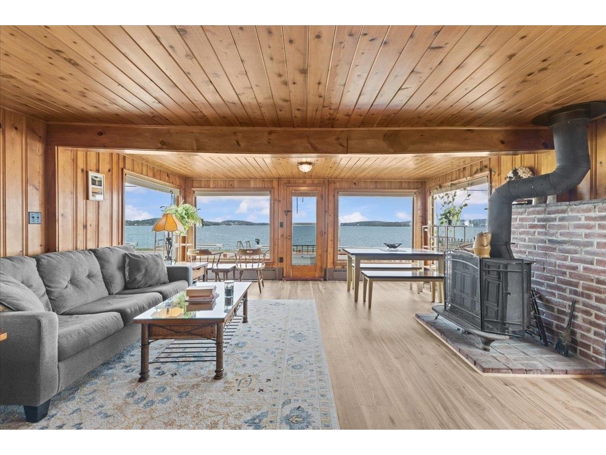 986 East Lakeshore Drive