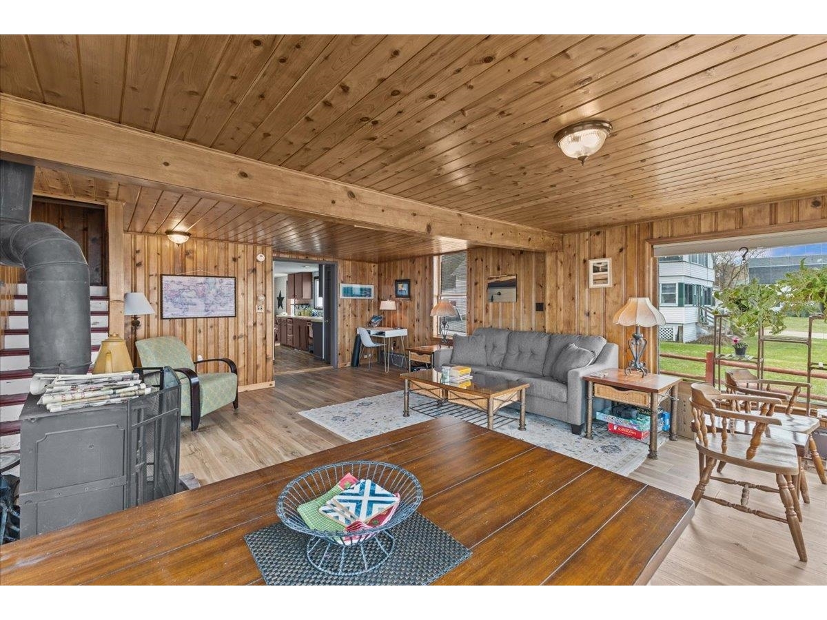 986 East Lakeshore Drive
