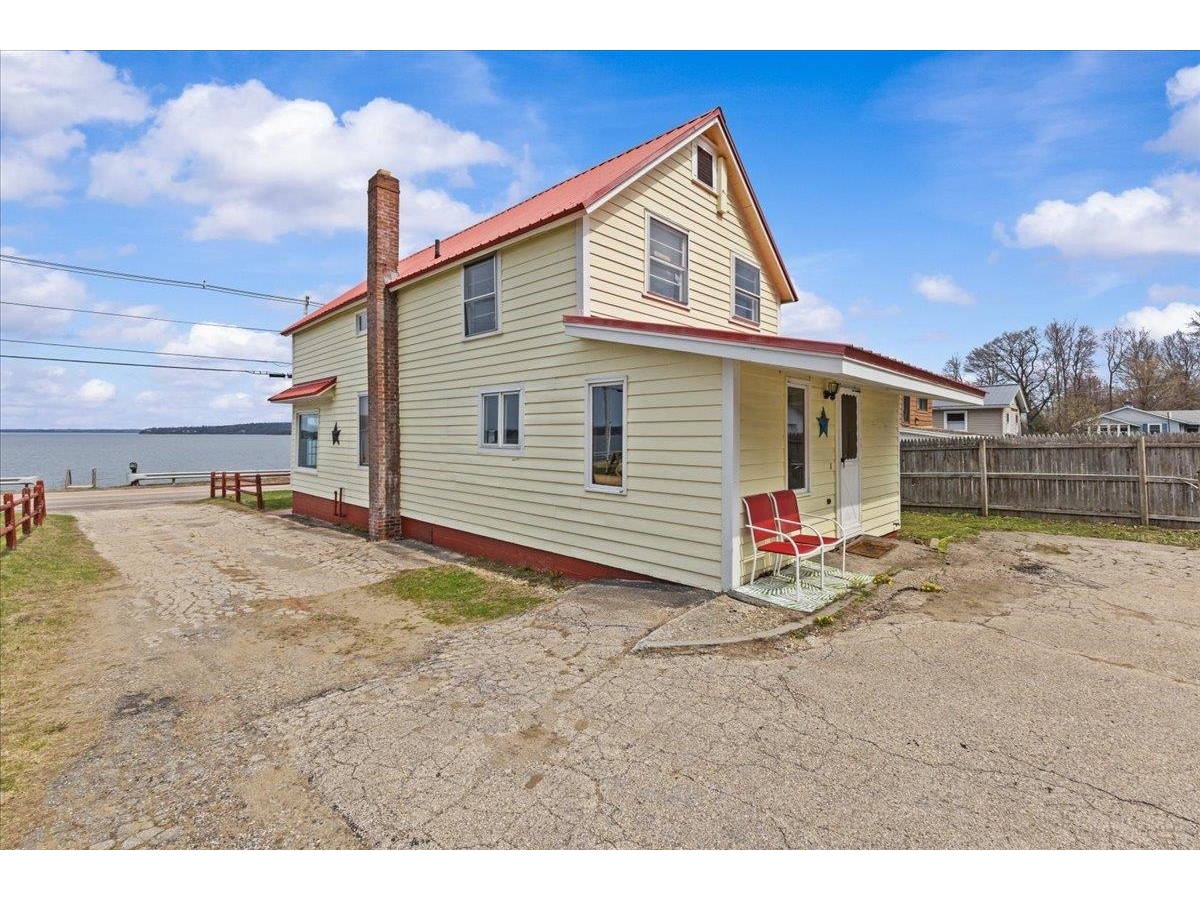 986 East Lakeshore Drive