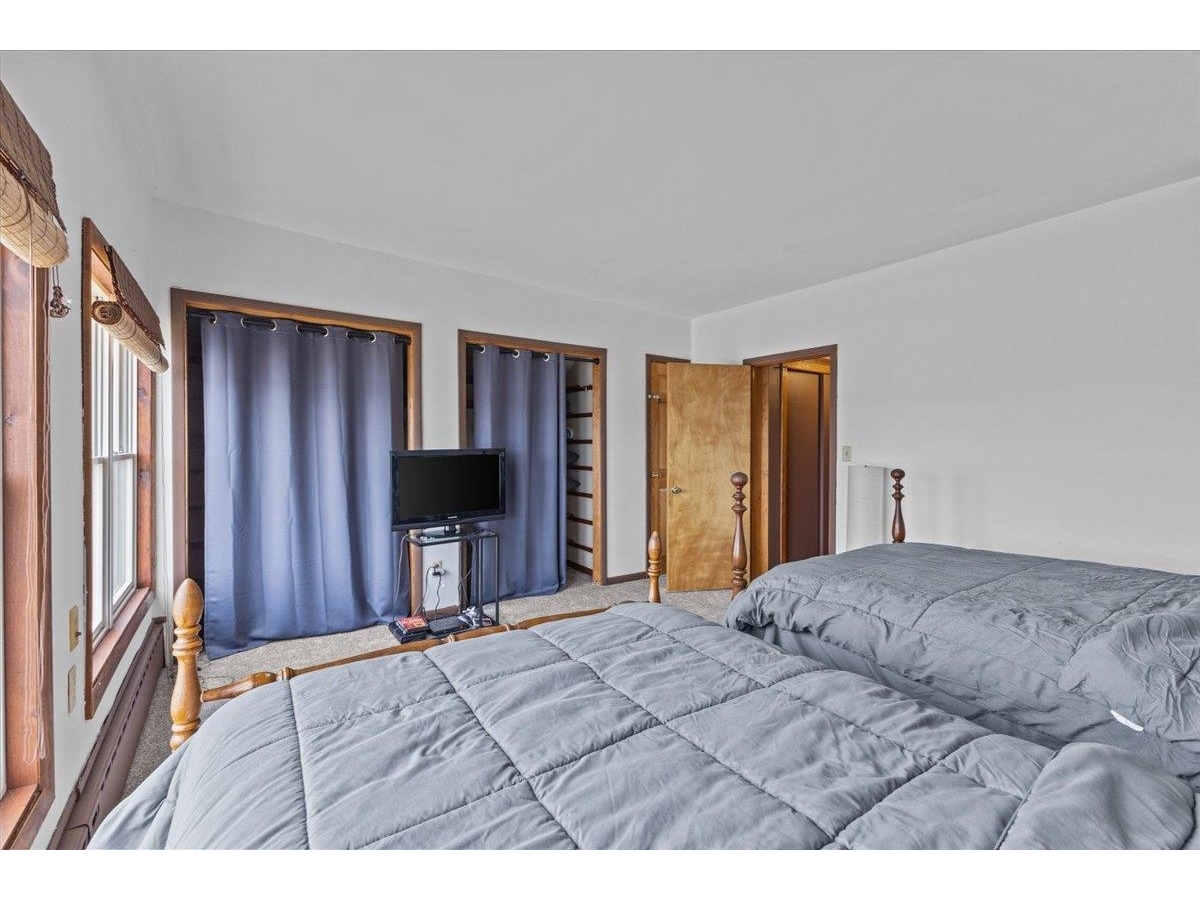 986 East Lakeshore Drive