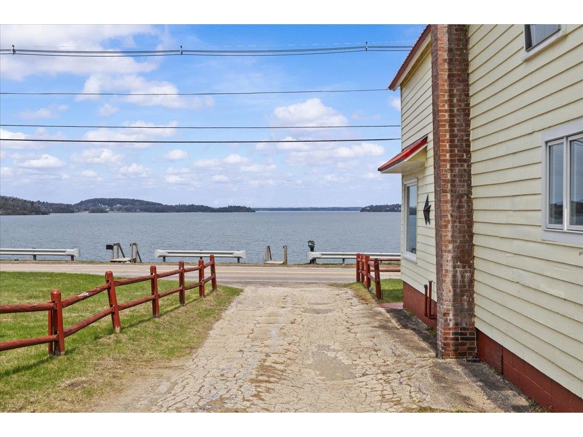 986 East Lakeshore Drive