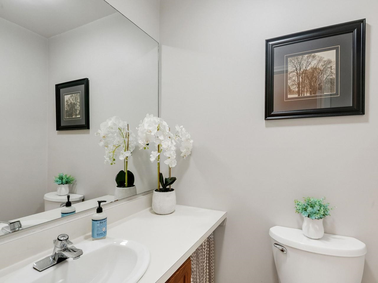 1/2 bath in entryway