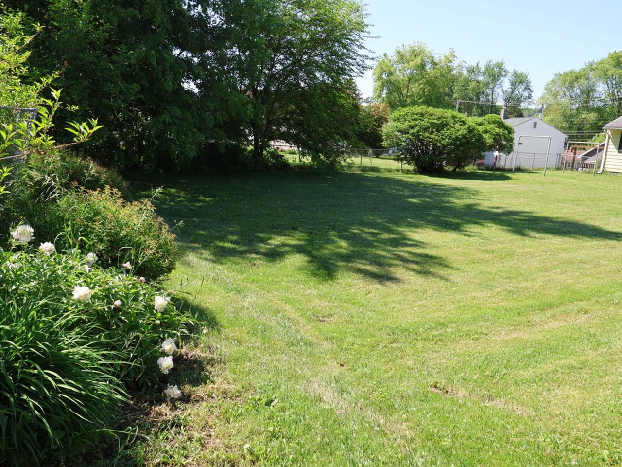 Spacious lot