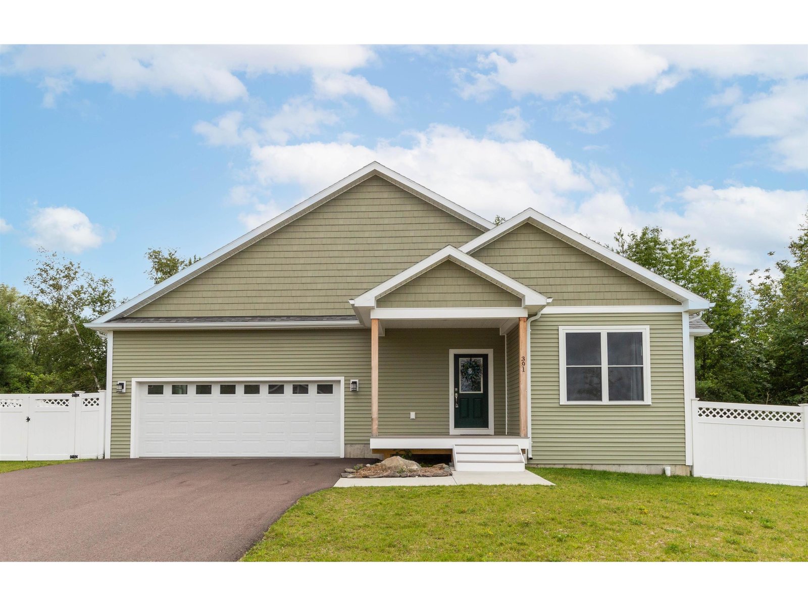 391 Chloe Circle, Williston