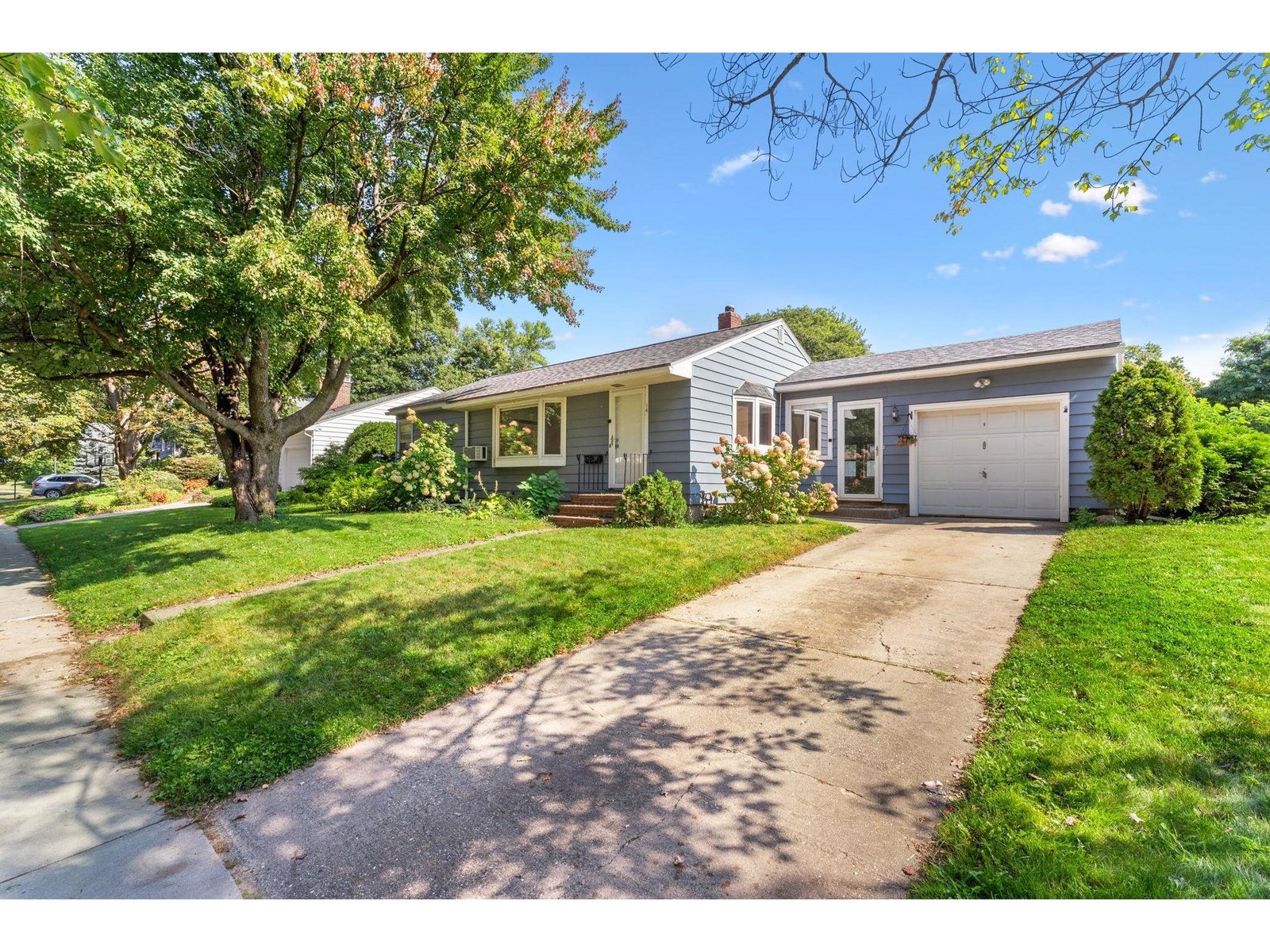 16 Bittersweet Lane, Burlington