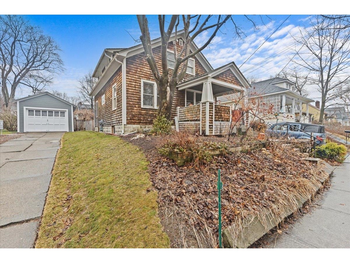 84 Charlotte Street, Burlington