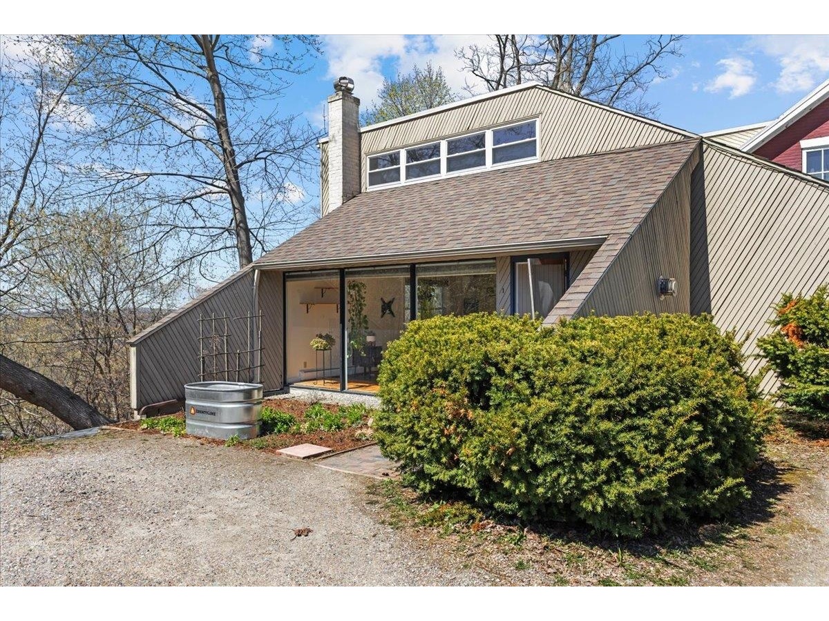 352 Colchester Avenue, Burlington