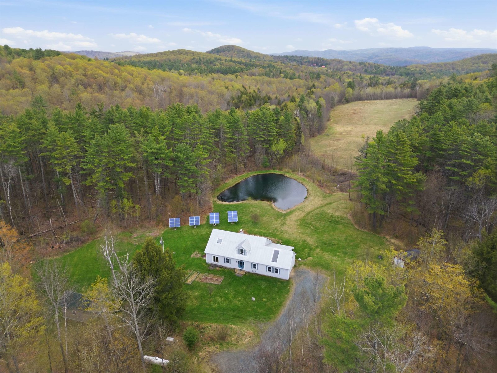 228 Leonard Road, Sharon